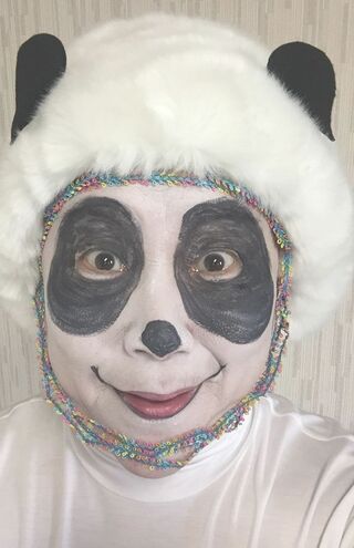 北京冬季オリンピックの大会公式マスコット『ビンドゥンドゥン』のメイクを披露する山田邦子（本人の公式ブログより）