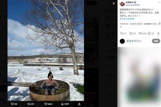 サウナに入っている写真をアップした前澤友作の肩にはタトゥーが（本人のXより）