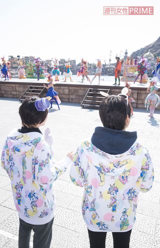 華やかな衣装と、キレッキレの踊りに思わず目を奪われ、ぼーっと見入るふたり……（東京ディズニーシー）　撮影／廣瀬靖士