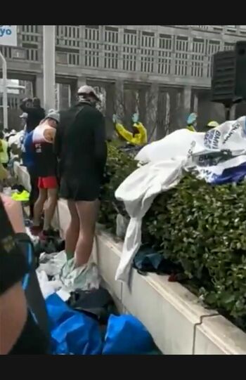 植え込みに向かって立ち小便をするランナーたち、あたりにはゴミも散乱（Twitterより）