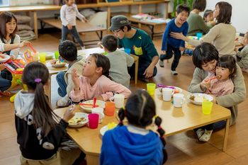 コロナ前はぎゅうぎゅうに集まり一緒に食事をとっていた（むすびえ提供）。