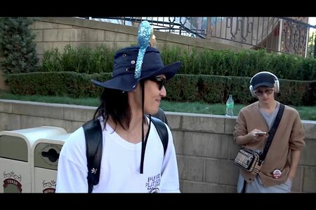 ディズニーでスマホを触りながらヘッドホンをして休憩する如恵留