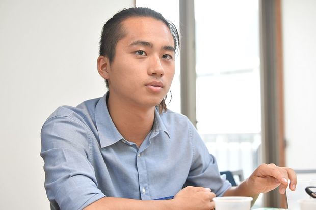 「面白い学校」の卒業生たちとともにイベントを主催するなど教育改革に取り組む祥哉さん