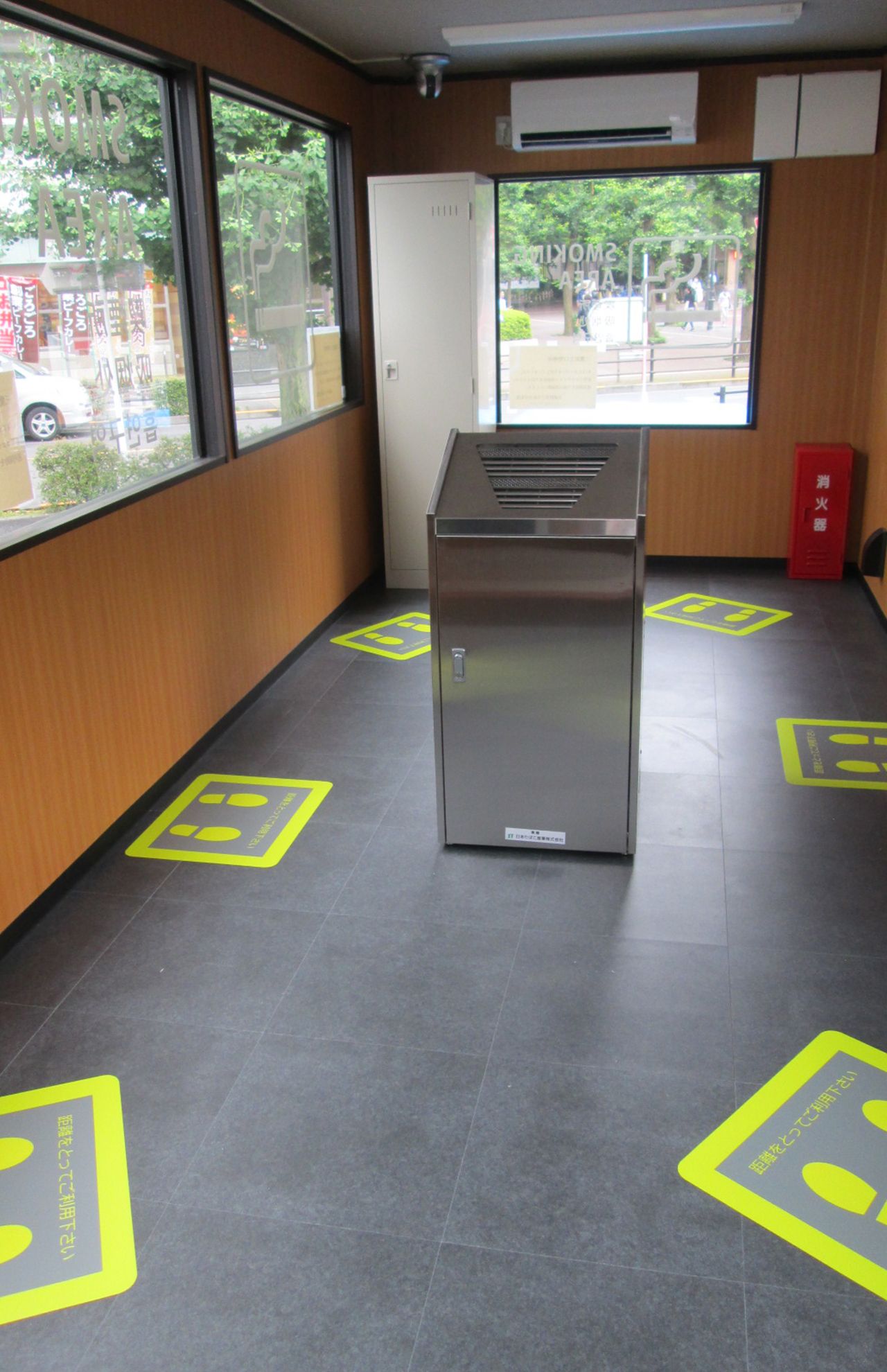 三鷹駅北口にある喫煙トレーラーハウスの内観（コロナウイルス対策のために6人まで使用可能になっている）