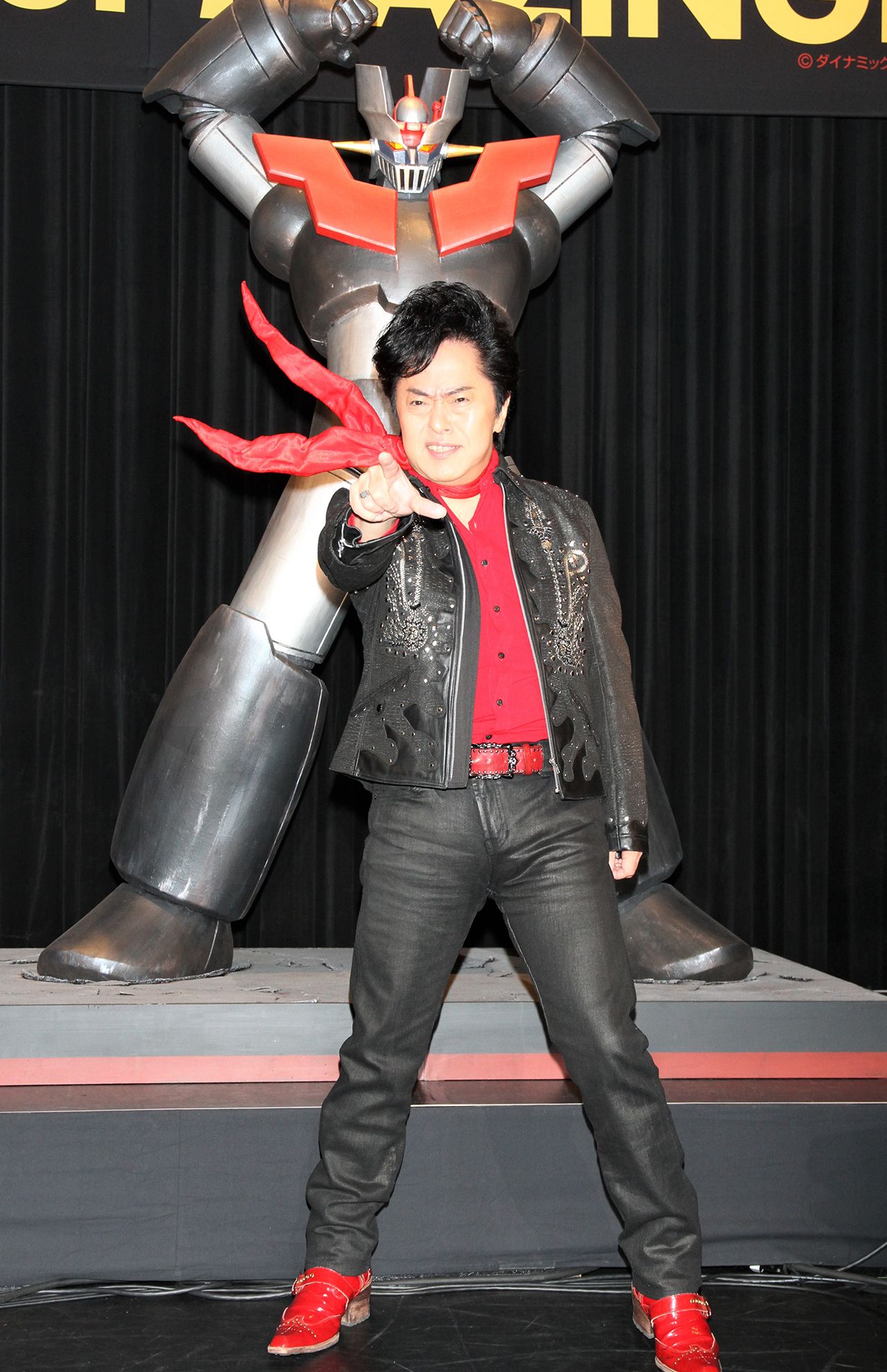 決めポーズを取る水木一郎さん