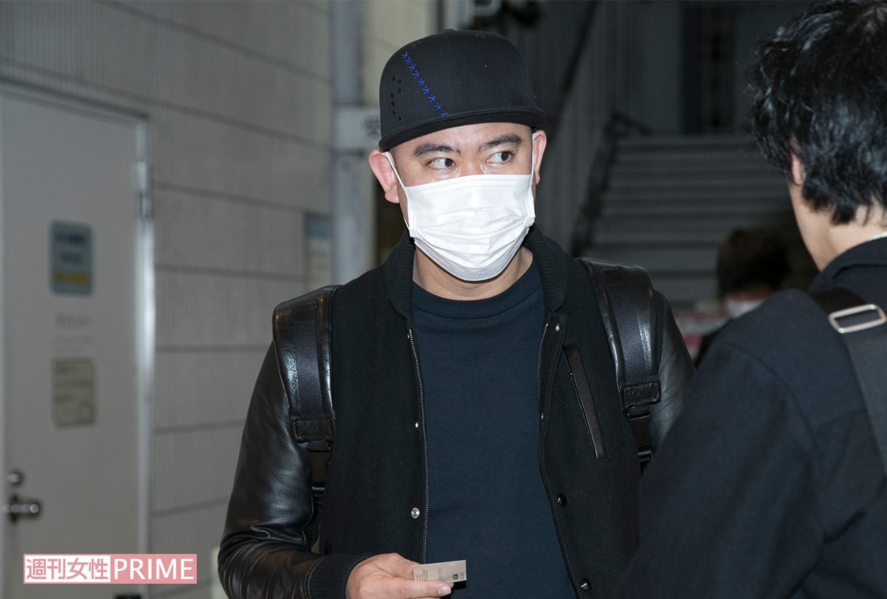 記者の質問に答えるナダル