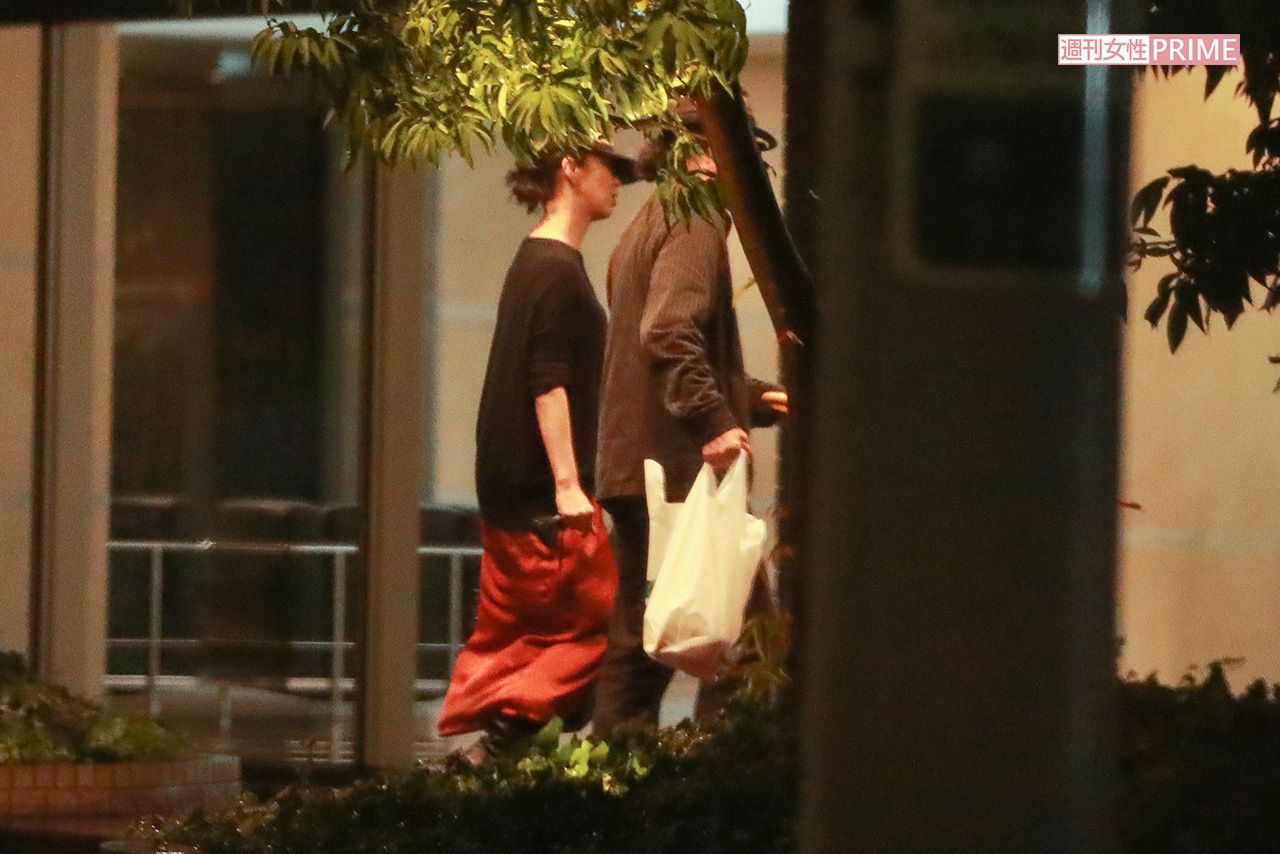 雨の中、お弁当を買って自宅マンションに帰宅した有森と片嶋監督（その４）