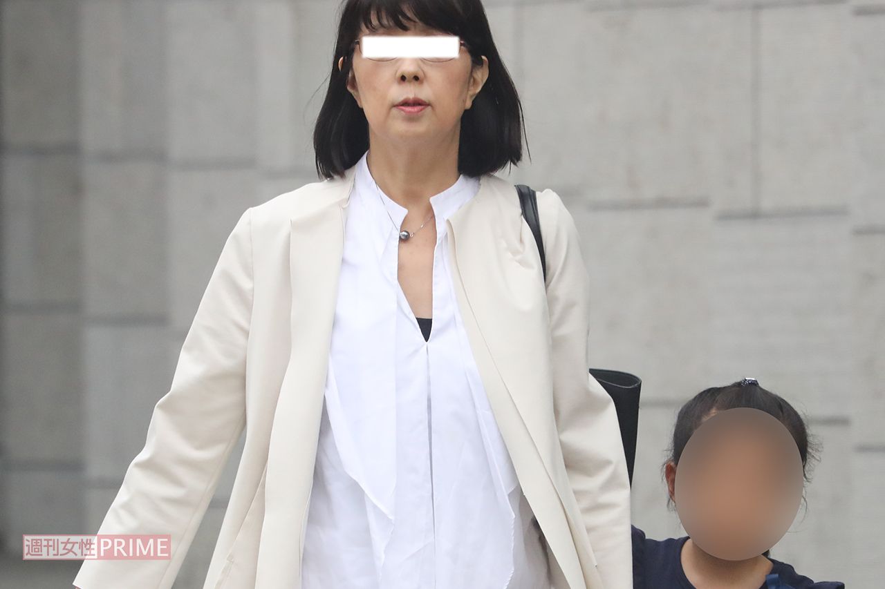 '18年、市川海老蔵の長女と手を繋いで、自宅マンションから出てきた小林麻耶の母