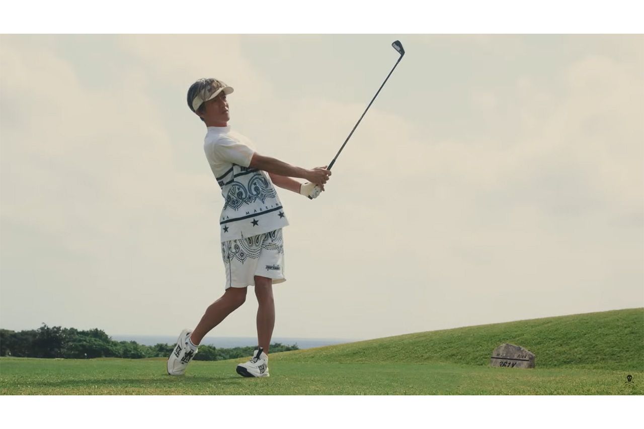 真っ白なウエアでスイングを披露する木村拓哉（『マーク＆ロナ』公式YouTubeより）