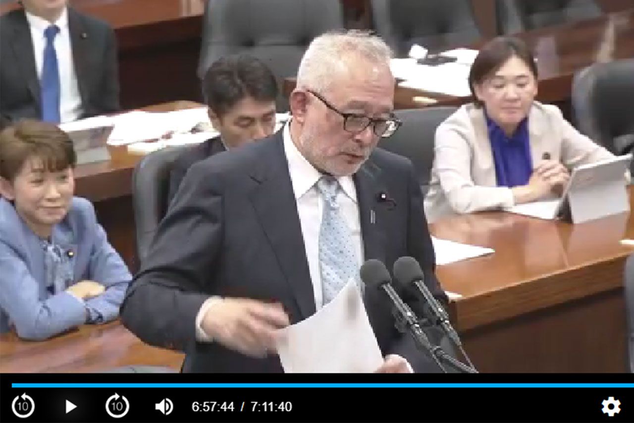 質問者の左後ろに映る法務委員会審議中の立憲民主党・鎌田さゆり議員（「衆議院インターネット審議中継」より）