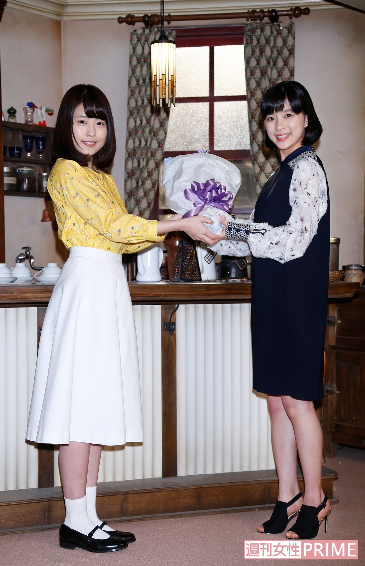 『べっぴんさん』の芳根京子（写真右）から『ひよっこ』の有村架純へ、ヒロインバトンタッチセレモニーが行われた　撮影／伊藤和幸