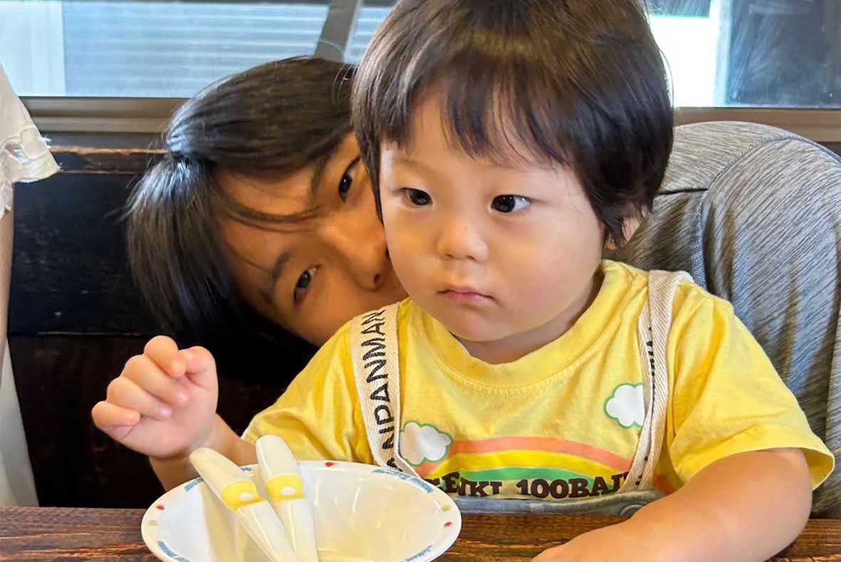 父親の塚越寛人さんと湊斗くん（画像は遺族提供）