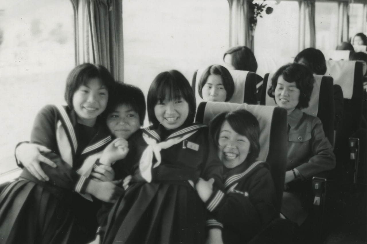 中学2年生のとき、クラスメートたちと旅行先で。人を笑わせることの楽しさを知った（写真中央が本人）