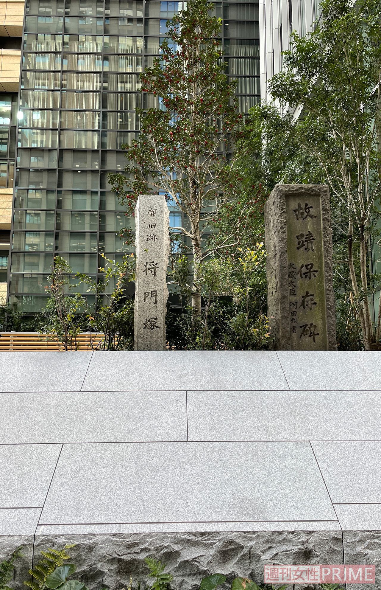 大手町のど真ん中にある平将門の首塚。日中、絶えることなく参拝者が訪れていた