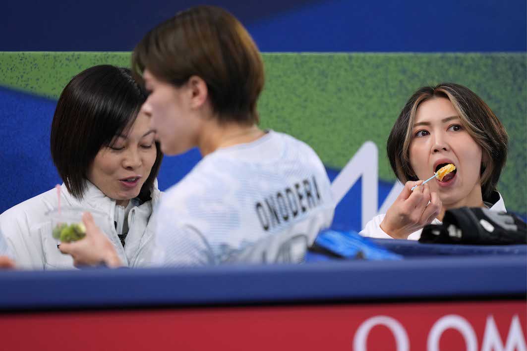 ミラノ・コルティナ五輪カーリング女子日本代表『フォルティウス』の“もぐもぐタイム”　撮影／JMPA