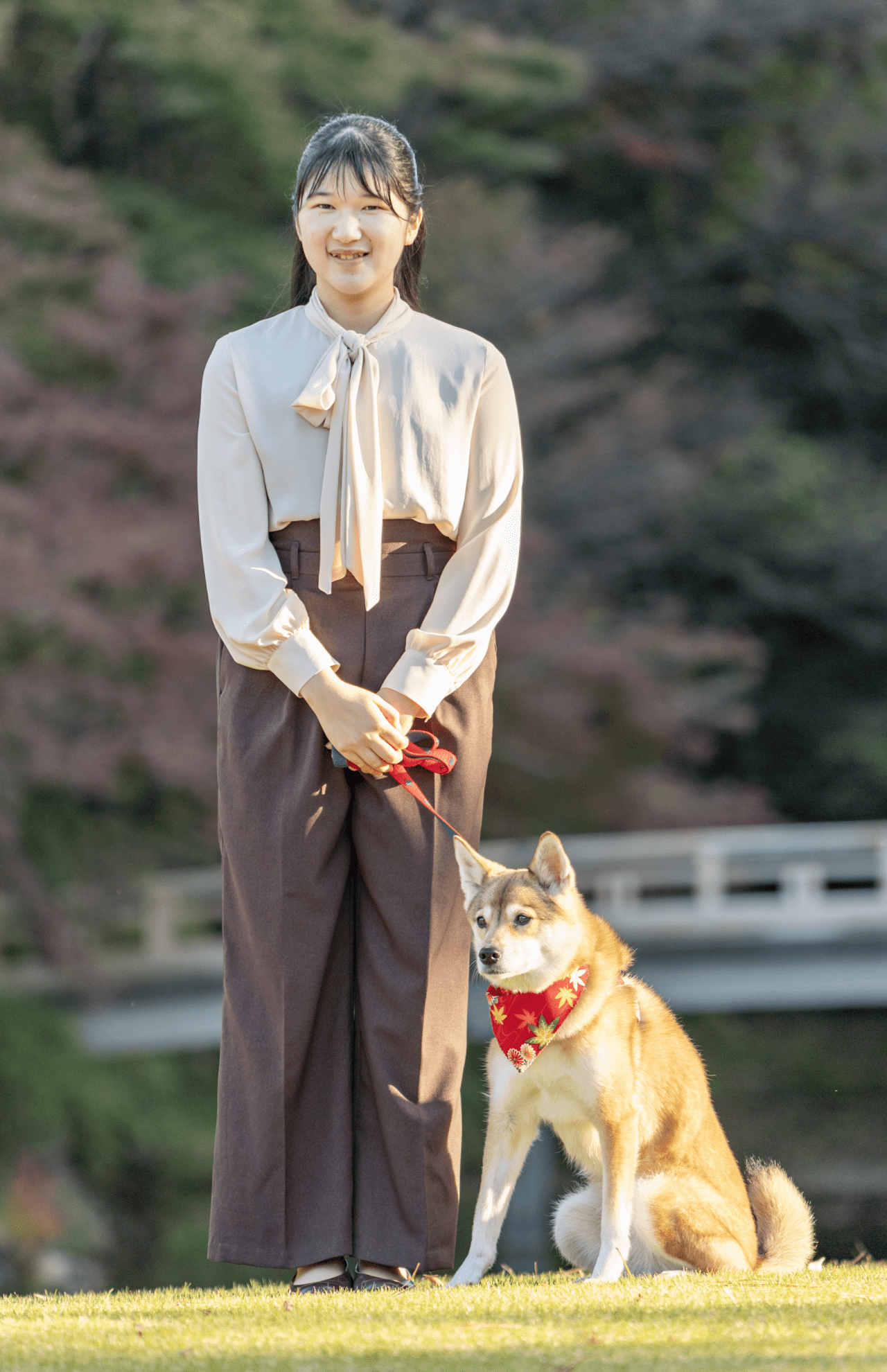 '20年12月　19歳のお誕生日の写真。「淡いピンクのボウタイブラウスと、トーンの合った茶系のパンツには、これまでとは一味違う“お姉さまらしさ”も感じられました」（日置さん）
