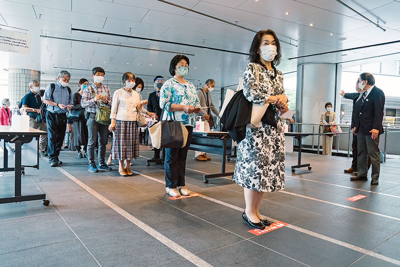 入場待ちの列。ソーシャルディスタンスをしっかりキープ