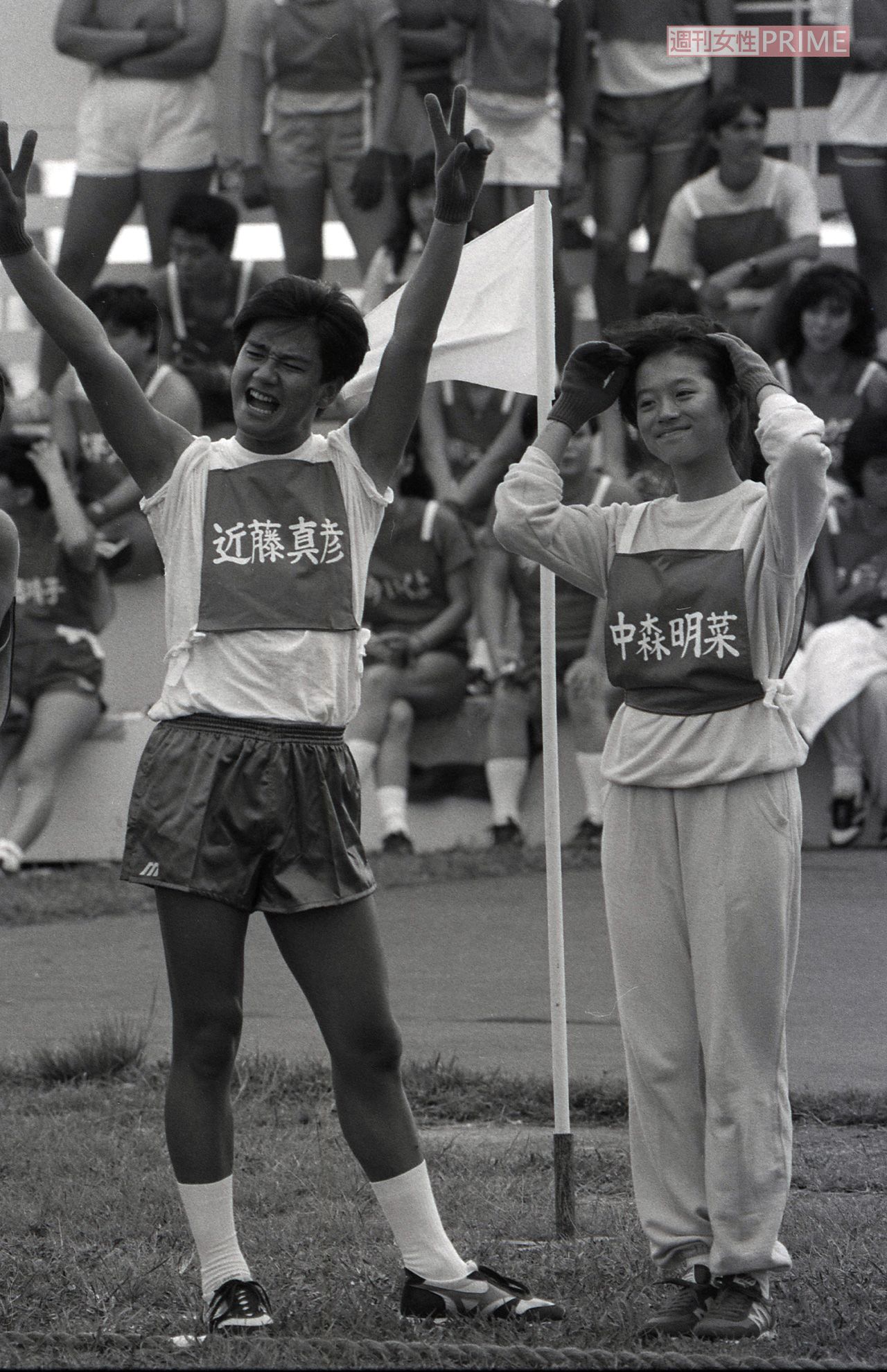 グアムで行われたスポーツ番組で近藤真彦（左）とはしゃぐ明菜