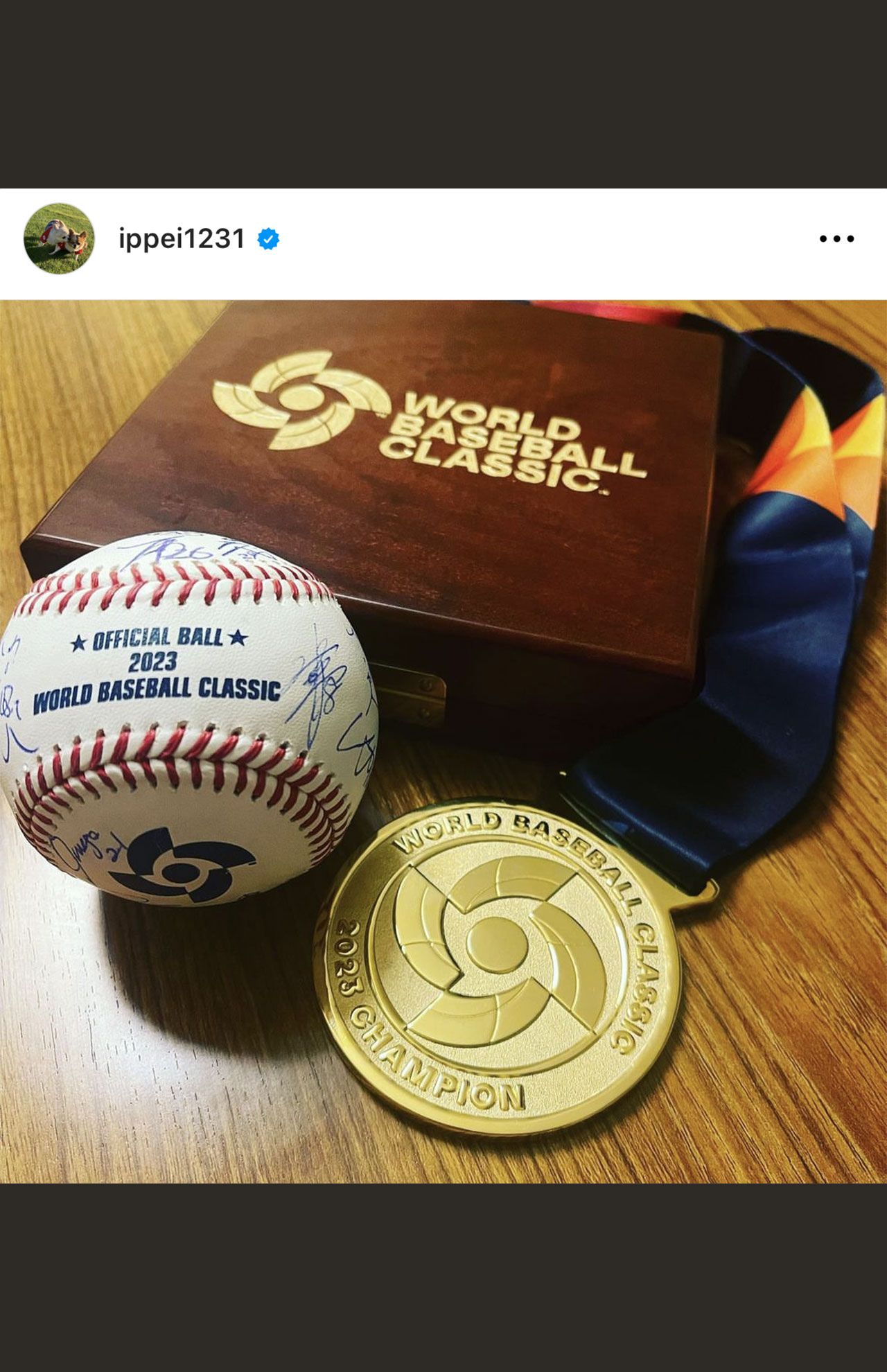 水原一平さんもWBCの金メダルを受け取った（本人インスタグラムより）