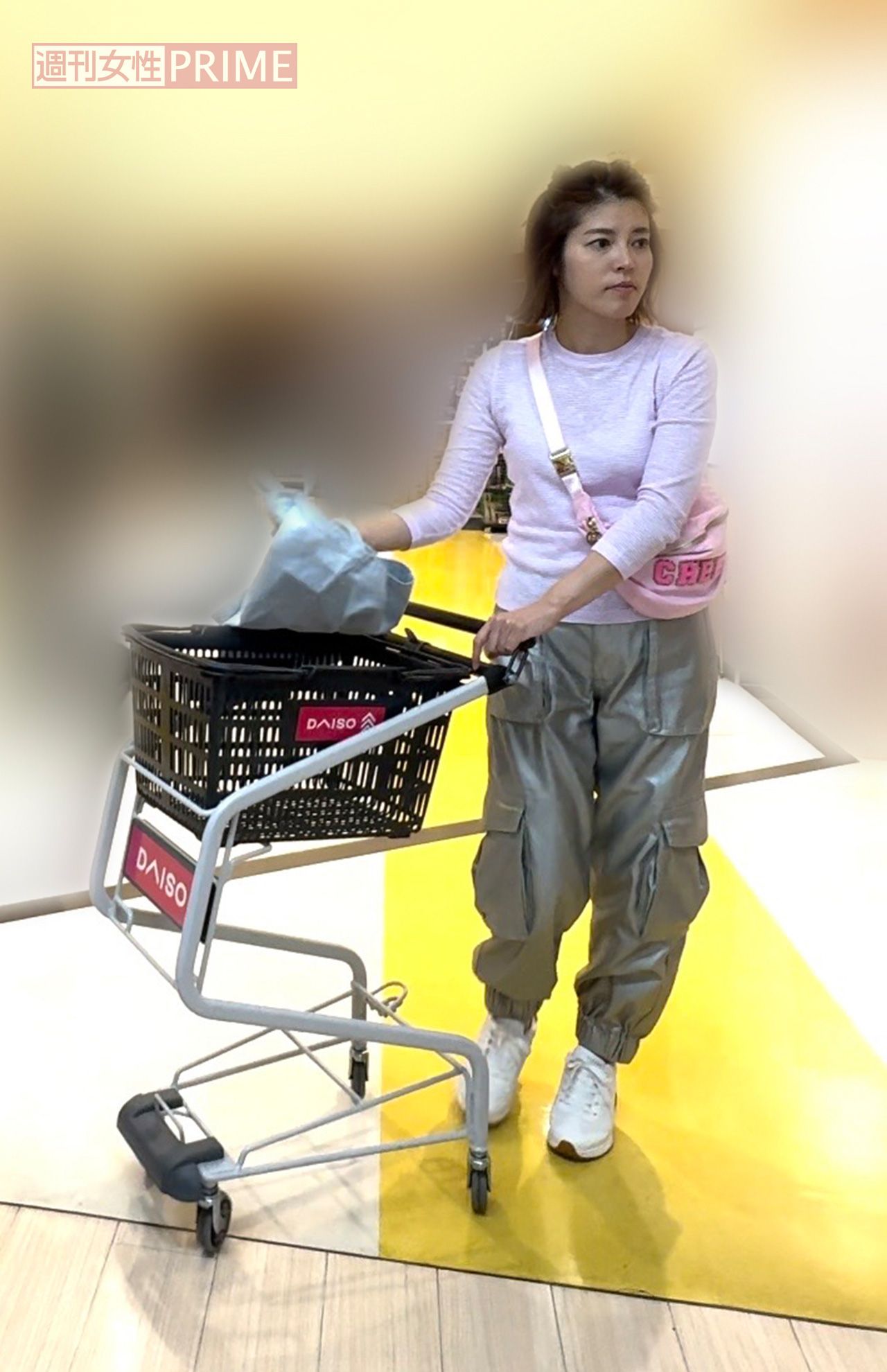 2024年9月中旬、ショッピングカートを押して『ダイソー』に入店する神田愛花アナ。目線はやはりハロウィンコーナーに向いていた