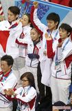 '14年のソチ五輪では髙橋大輔や浅田真央らとともに日本代表に選ばれ、羽生と肩を並べていた高橋成美(中央)
