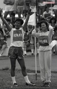 グアムで行われたスポーツ番組で近藤真彦（左）とはしゃぐ明菜