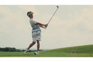 真っ白なウエアでスイングを披露する木村拓哉（『マーク＆ロナ』公式YouTubeより）