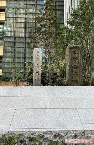 大手町のど真ん中にある平将門の首塚。日中、絶えることなく参拝者が訪れていた