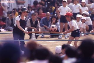 運動会の親子競技に挑む神田沙也加さん（当時11歳）と松田聖子（1997年10月）。暖かい声援も