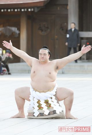 2017年1月27日、明治神宮で奉納土俵入りを行った稀勢の里。ひと目見ようと集まったファンは1万8000人！　貴乃花の2万人に次ぐ多さだった。撮影／渡邉智裕
