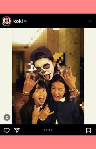 学校のハロウィン行事かホラー風メイクのトト＆制服の娘たち。メイクしててもキムタク（Koki,のインスタグラムより）