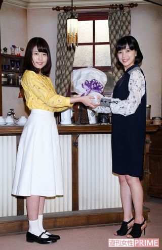 『べっぴんさん』の芳根京子（写真右）から『ひよっこ』の有村架純へ、ヒロインバトンタッチセレモニーが行われた　撮影／伊藤和幸