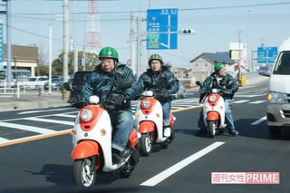 【9】13:45　スクーターでガチンコ移動。SNSではロケの目撃情報が多く書き込まれる　撮影／斎藤周造