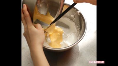 卵黄にメレンゲを少量混ぜてから加えると分離しにくく、なじみやすい
