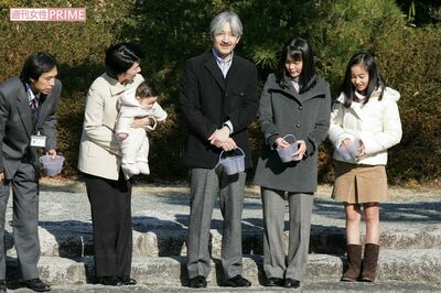 弟の悠仁さまがお生まれになった翌年、秋篠宮さまご一家でご静養に。膝上スカート、ハーフブーツのおしゃれなスタイルで目を引く佳子さま