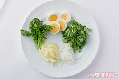 生野菜をトッピングして最後まで楽しむ！（撮影／山田智絵）