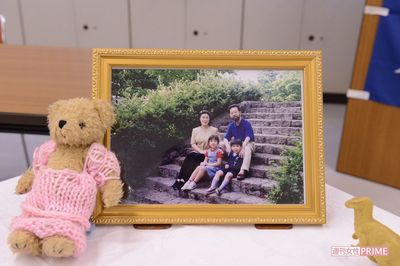 宮沢みきおさん一家。くまのぬいぐるみに着せたセーターは、にいなちゃんが作ったという