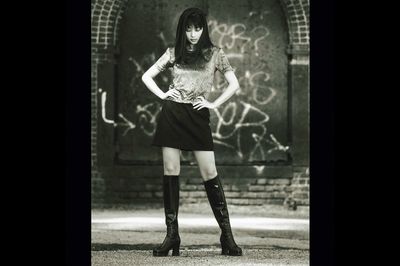 『Don'tyousee!!』のニューヨークロケで撮影したショットは、坂井さんのスタイルのよさも目をひく