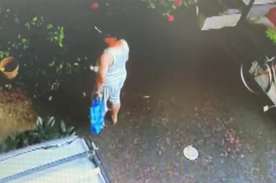 Aさん宅の前に現れた河上久容疑者（防犯カメラ映像より、以下同）1/6