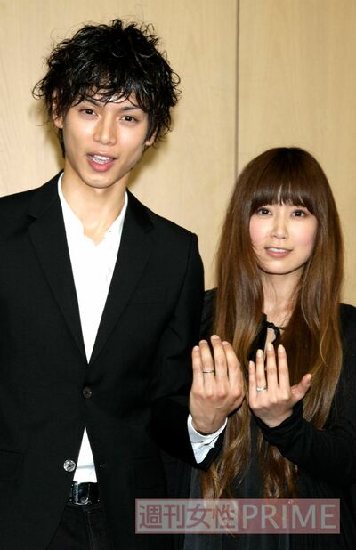 ’09年4月、シンガソングライターの絢香と結婚記者会見にて