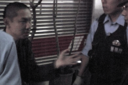 警察官に職務質問されている様子をプロ書評家の吉田豪さんが撮影した写真。「元妻に警察を呼ばれたときの状況とあまりにも似ていたんで、警察官相手に離婚の愚痴をこぼしていました」