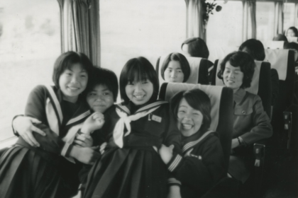 中学2年生のとき、クラスメートたちと旅行先で。人を笑わせることの楽しさを知った（写真中央が本人）