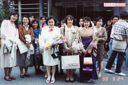 大学の卒業式のときにサークルの仲間や後輩と。「バブル期だったけど、私たちはとても地味で、ボランティアに熱中してました」