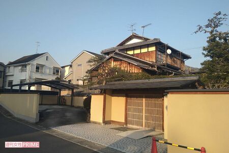 宮本容疑者の自宅。約1000坪、母屋と玄関が4つもある大豪邸だ