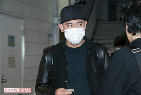 女性との合コンについて、記者の質問に答えるナダルの目が怖い