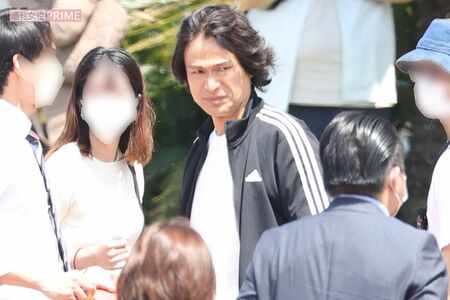 暑さに顔をしかめる江口洋介は、年長の役者として『ネメシス』現場を締めていた