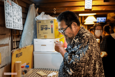 新橋には赤松の行きつけ店が何軒かある。ここ『大友』でのお気に入りメニューは『牡蠣おでん』（撮影／佐藤靖彦）