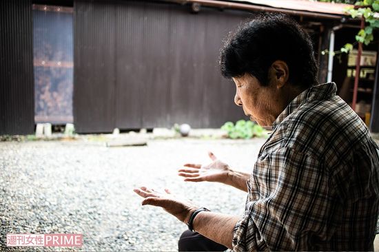 「発病後、弱っていく賢一に毎晩、子守唄を歌いました。ポンポン身体を叩いたり足をさすったりしながらね。そうすっと、私がそばにいることがちゃんとわかるやろ？」と清子さん　撮影／伊藤和幸