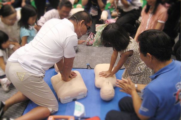 東京国際フォーラム『キッズフェスタ親子で学ぼうAED大講習会』に特別講師として参加　写真提供：アリストトリスト
