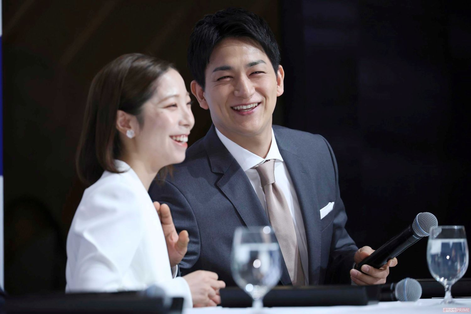 会見で笑顔を見せた“りくりゅう”ペア